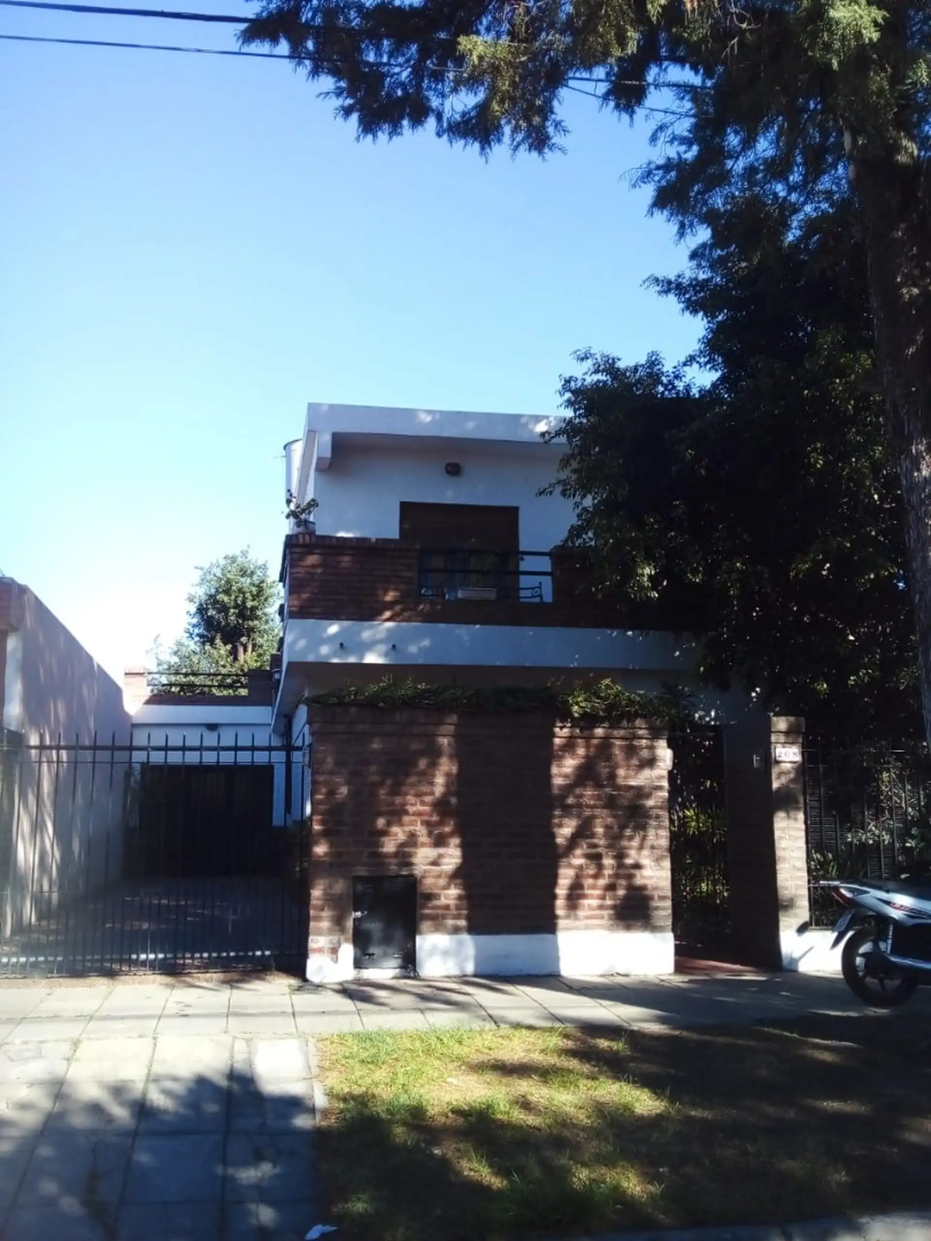 Excelente casa 5 ambientes en dos plantas con amplio fondo y múltiples cocheras