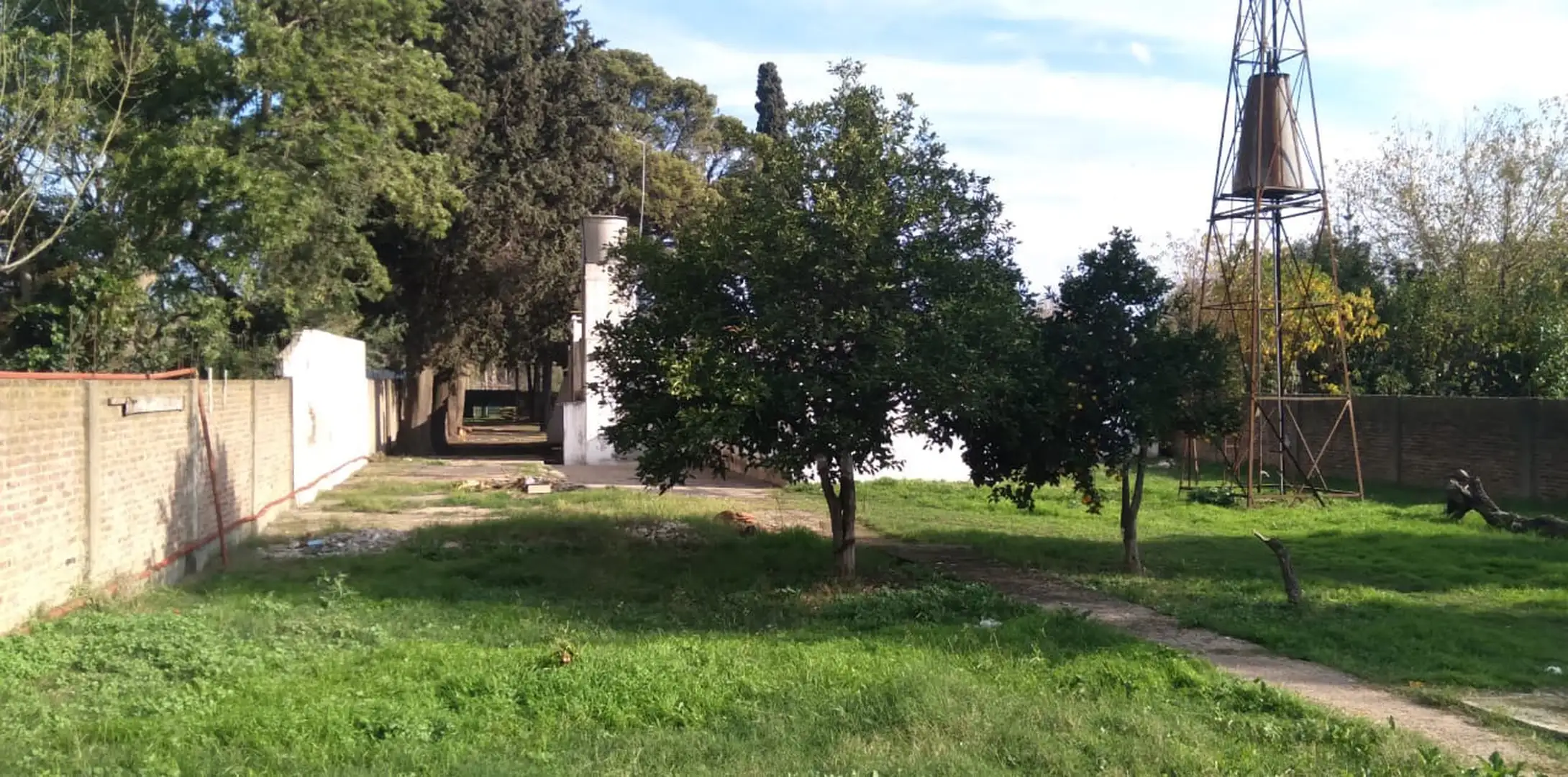 Casa quinta con múltiples unidades, local al frente y gran terreno en Libertad